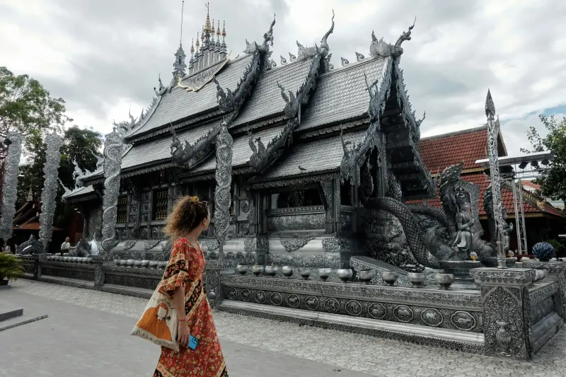 Temple courtyard photograph for the Chiang Mai retreat feature